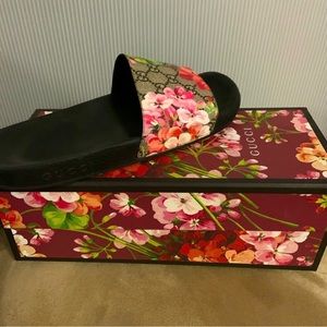 Women’s Gucci Slides. GG Blooms Supreme floral slide sandal. Size 39